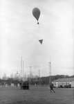 811284 Afbeelding van een weerballon boven het terrein van het Koninklijk Nederlands Meteorologisch Instituut te De Bilt.
